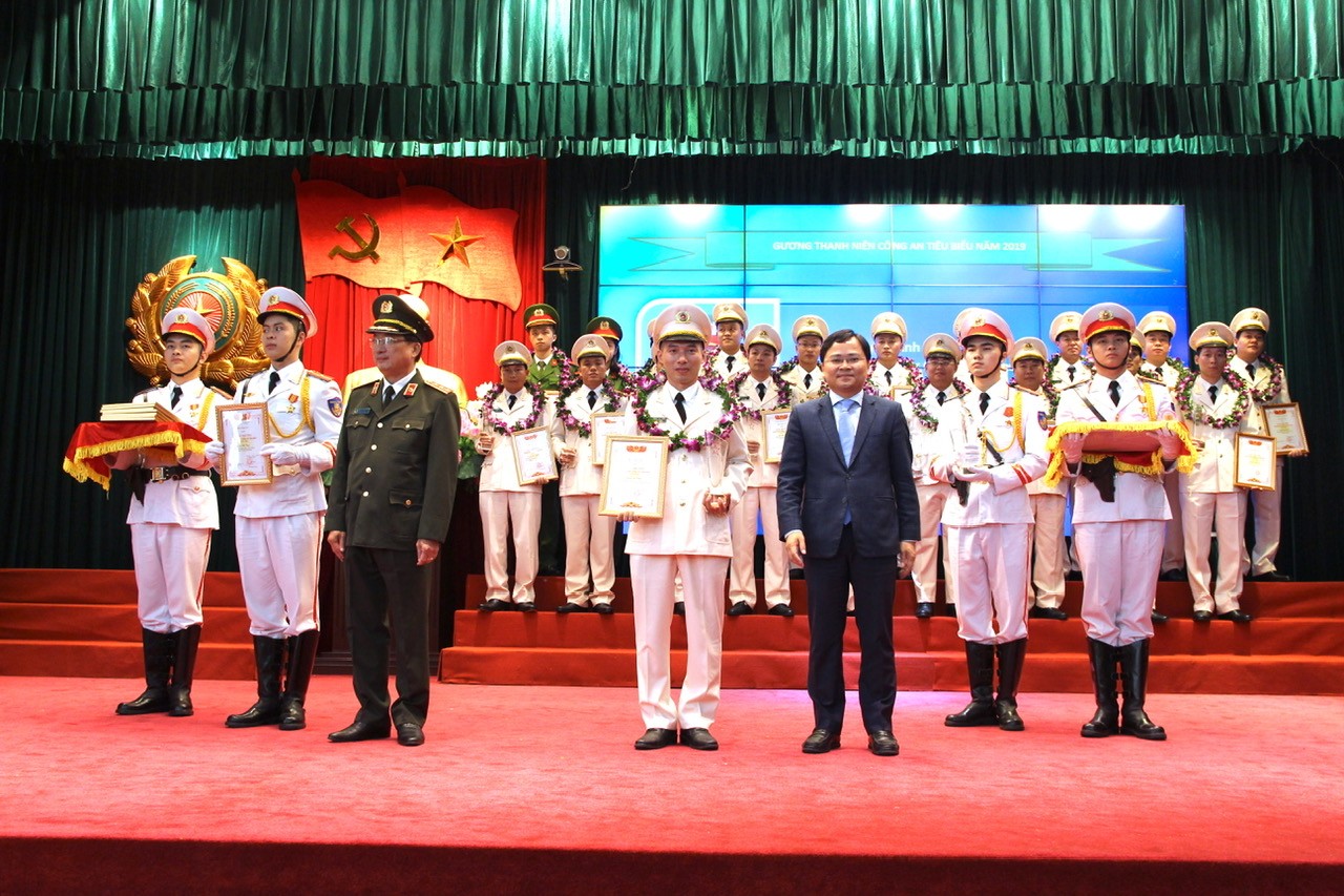 NGƯỜI CHỈ HUY ĐƯỢC “TÔI LUYỆN” TRONG LỬA